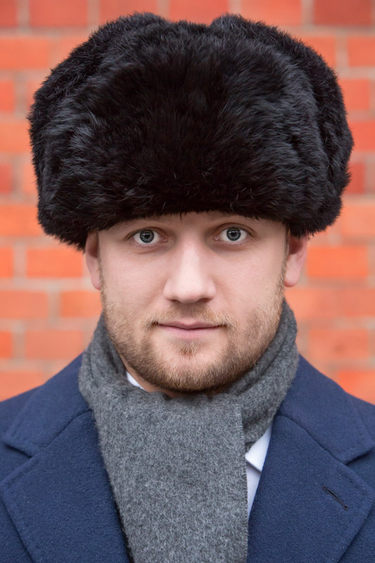Tomasz Miler w futrzanej czapce