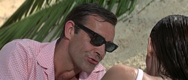 Sean Connery jako James Bond w koszuli w kratkę gingham